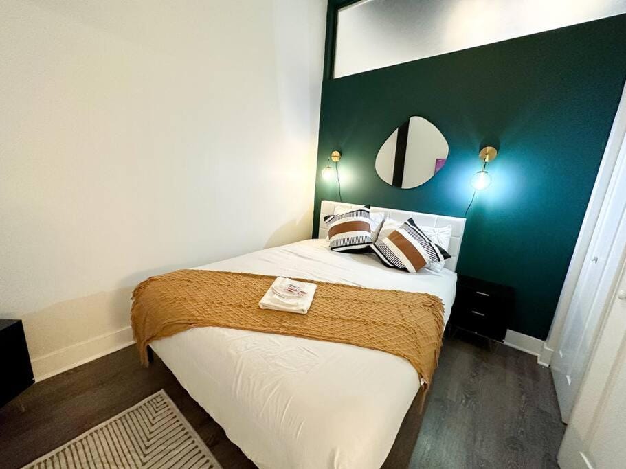 Bed, Photo of the whole room, Bedroom