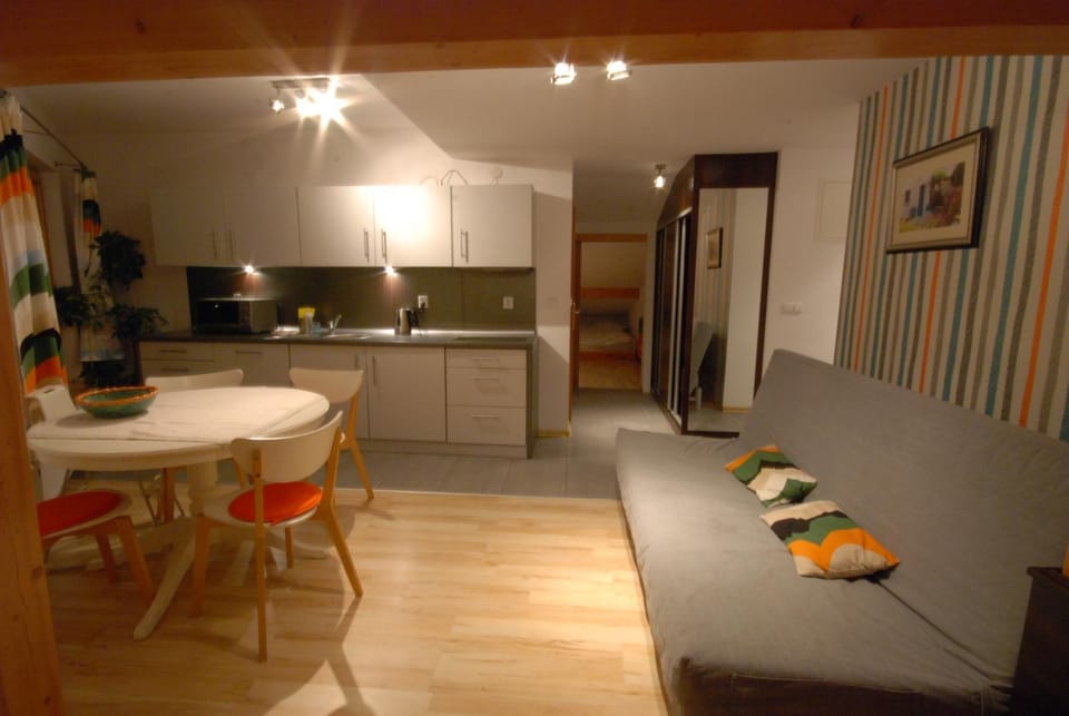 Kitchen or kitchenette, Garden view