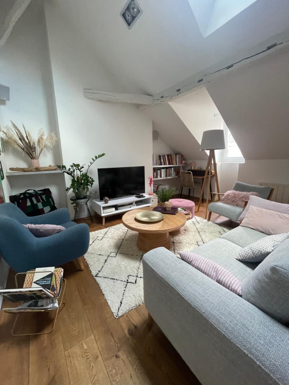 Grand loft 110m Cœur historique Angers et parking privé Rare Apartment in Angers