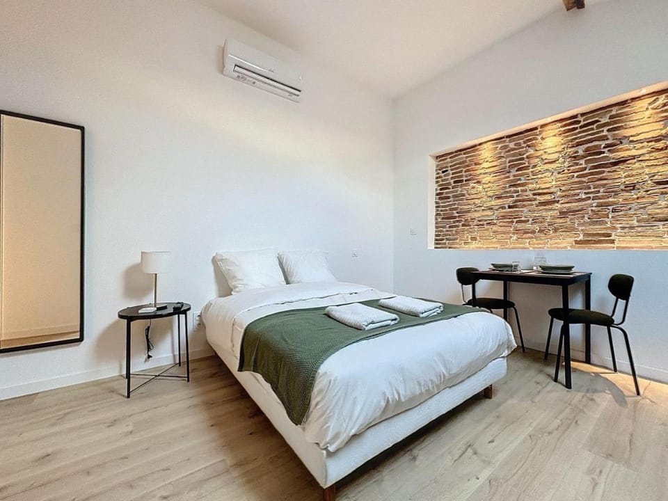 Bed, Living room, Photo of the whole room, Seating area, Bedroom, air conditioner