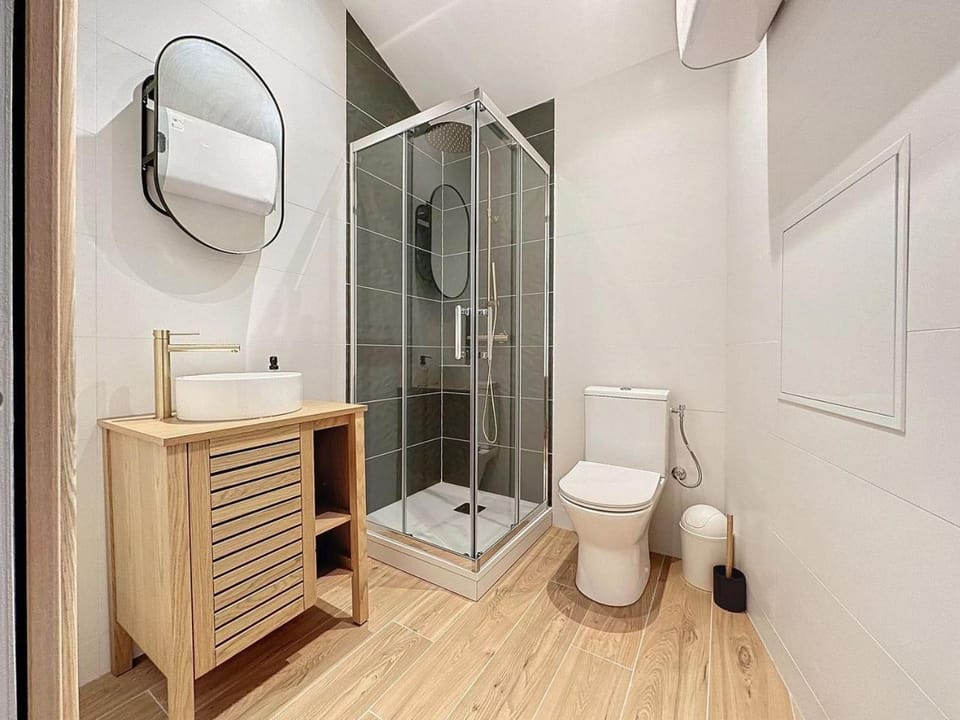 Shower, Toilet, Bathroom, towels