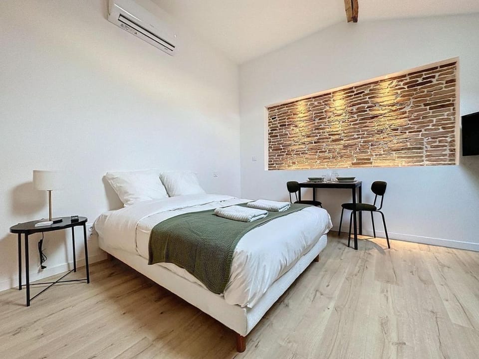 Bed, Living room, Photo of the whole room, Seating area, Bedroom, hair dresser, air conditioner