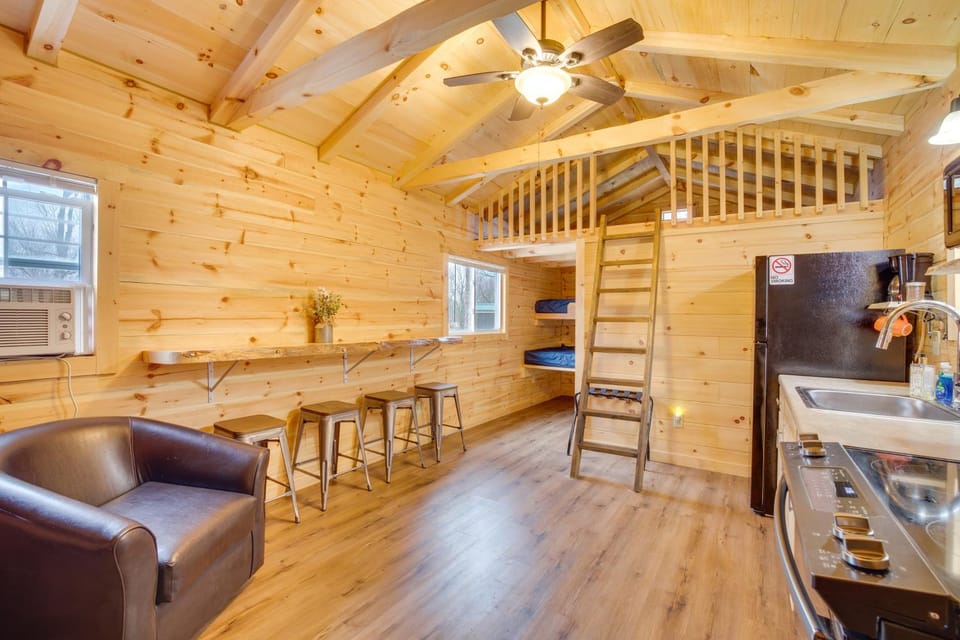 Mauston Studio Cabin ~ 15 Mi to Wisconsin Dells! Cabin in Wisconsin