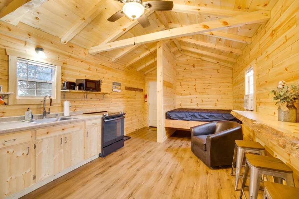 Mauston Studio Cabin ~ 15 Mi to Wisconsin Dells! Cabin in Wisconsin