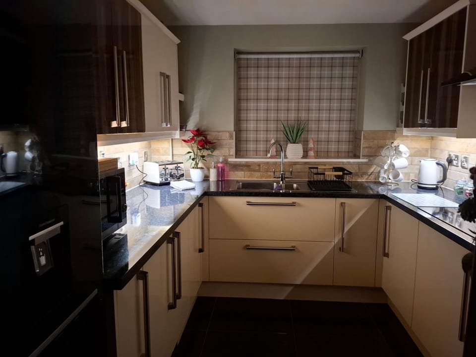2 Bed House - Sleeps 4 - Pets - Garden - Parking House in Bassetlaw District
