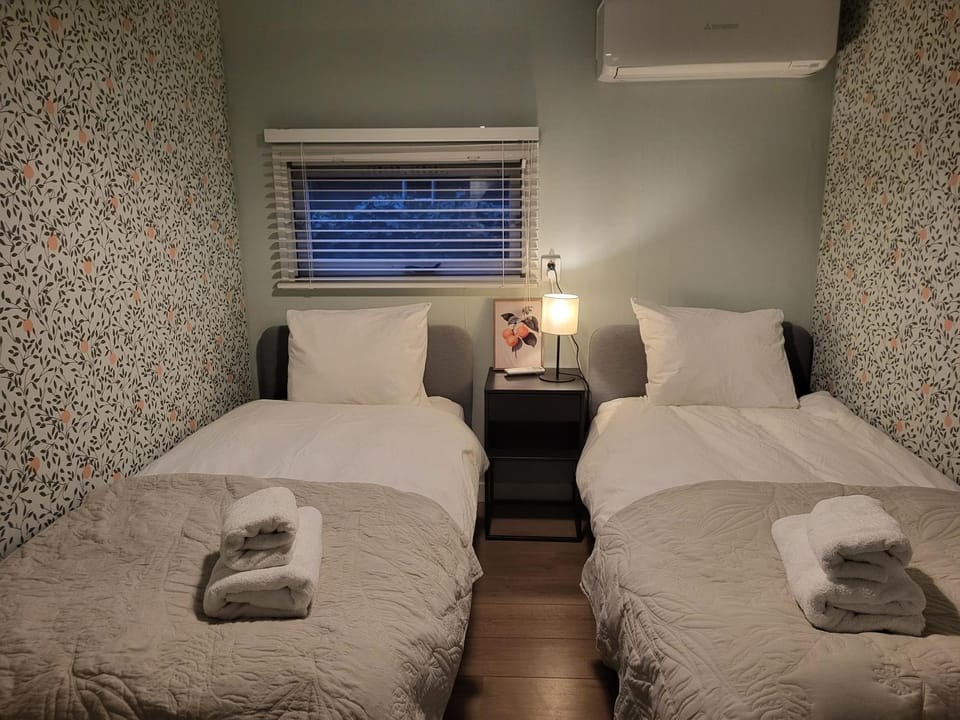 Bed, Bedroom, towels