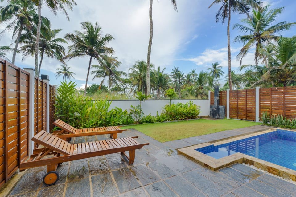 Shower, Garden, Swimming pool