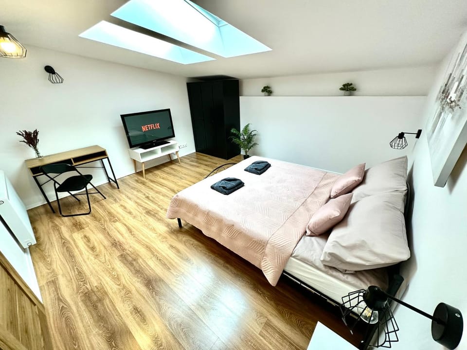 Bed, TV and multimedia, Photo of the whole room, Seating area, Bedroom