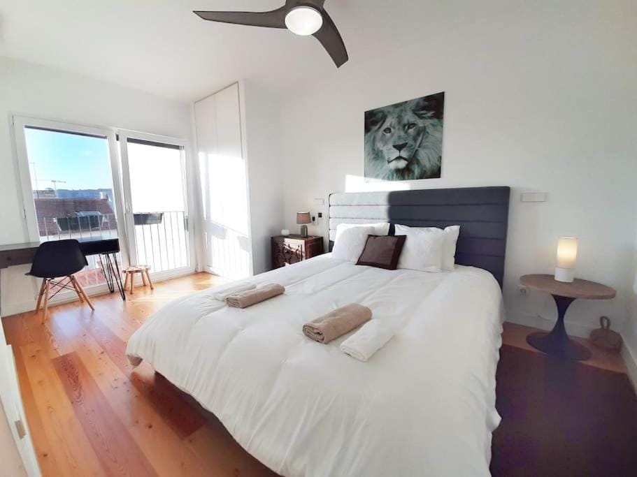 Bed, Photo of the whole room, Bedroom, fireplace, towels, air conditioner