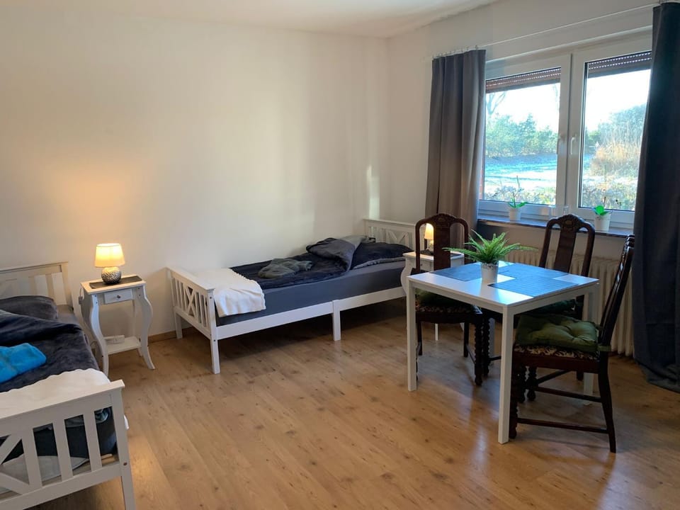 Bed, Photo of the whole room, Seating area, Dining area, Bedroom