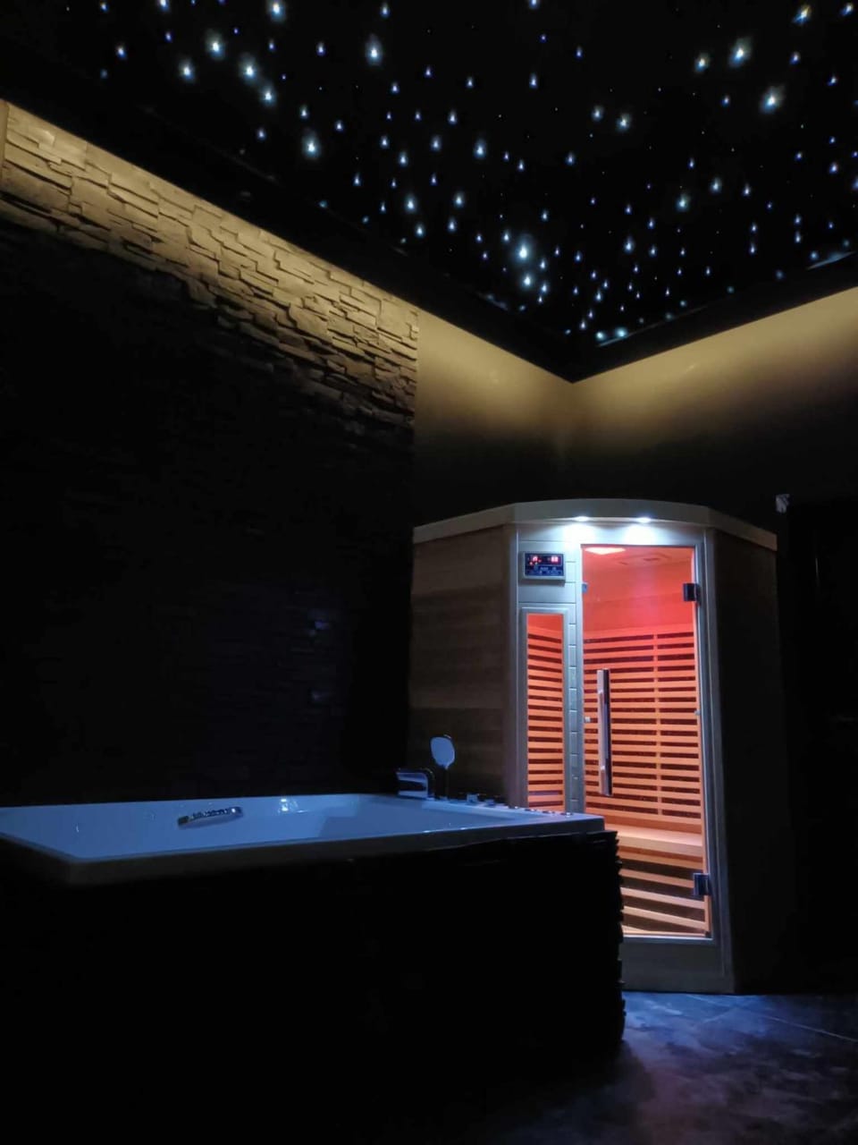 Hot Tub, Sauna