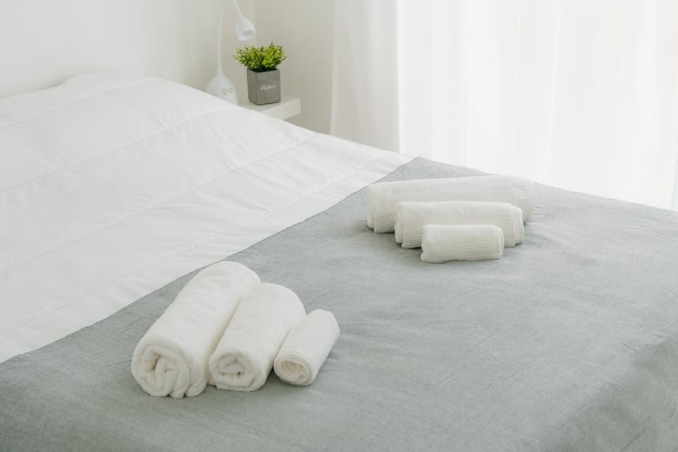 Bed, Bedroom, towels
