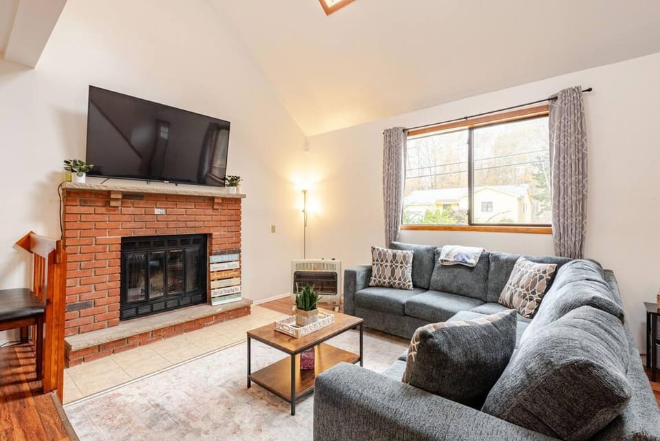 Communal lounge/ TV room, TV and multimedia, Living room, Evening entertainment, fireplace