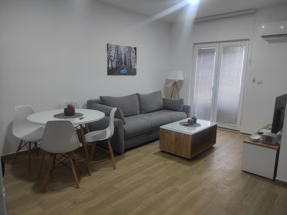 TV and multimedia, Living room, Seating area, Dining area, air conditioner