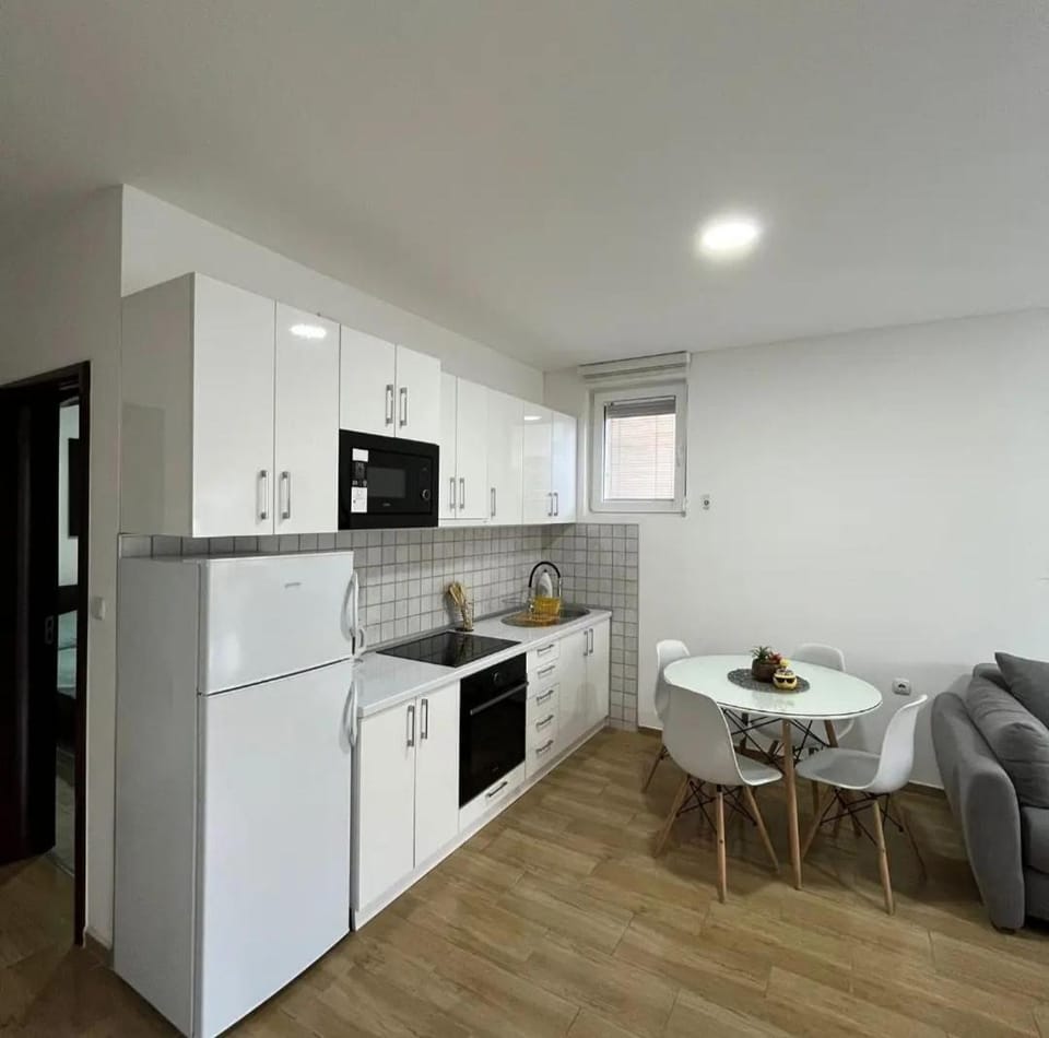 Kitchen or kitchenette, Dining area, minibar, pet friendly, stove