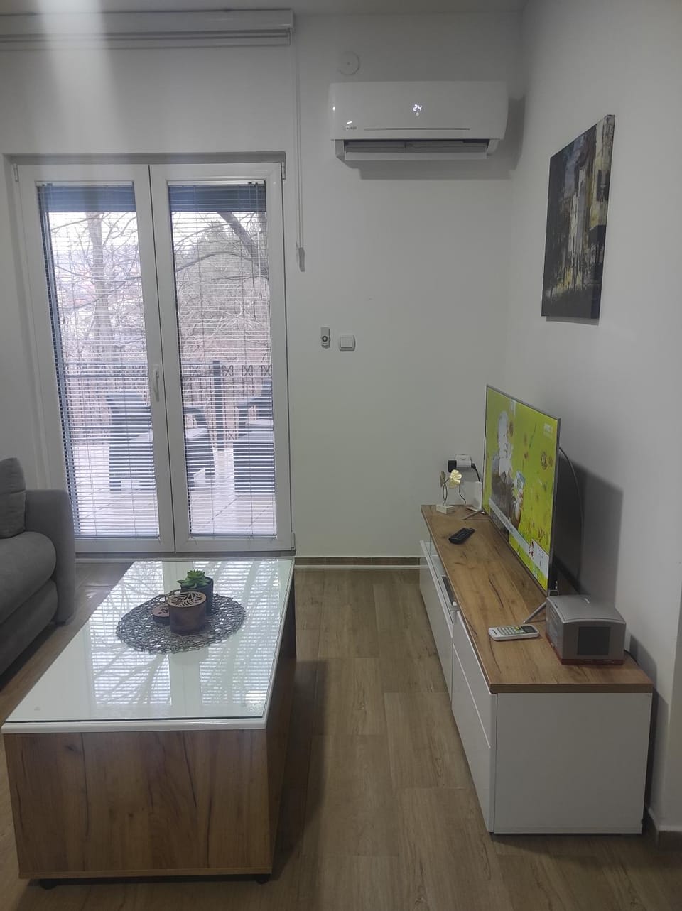 TV and multimedia, Living room, Seating area, Dining area, air conditioner