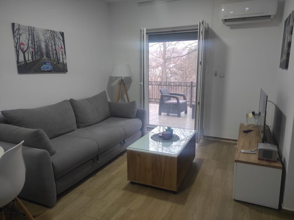 TV and multimedia, Living room, Seating area, Dining area, air conditioner