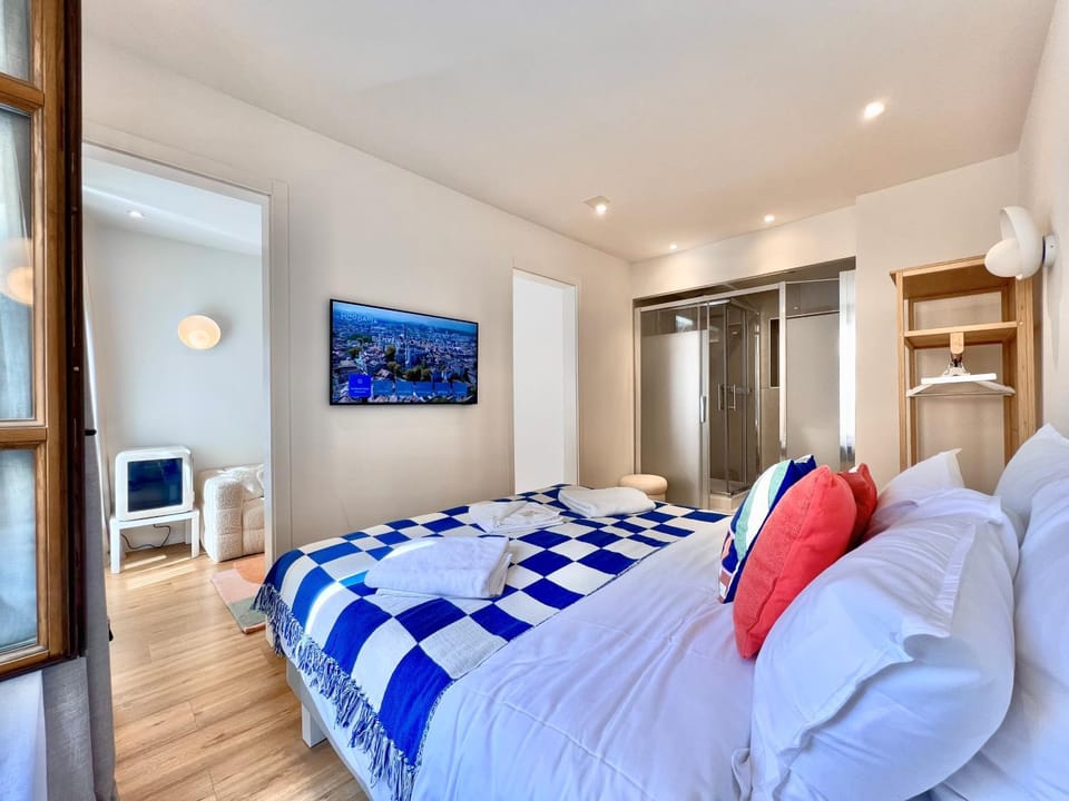 Bed, Photo of the whole room, Bedroom