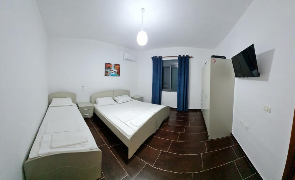 Bed, TV and multimedia, Photo of the whole room, Bedroom