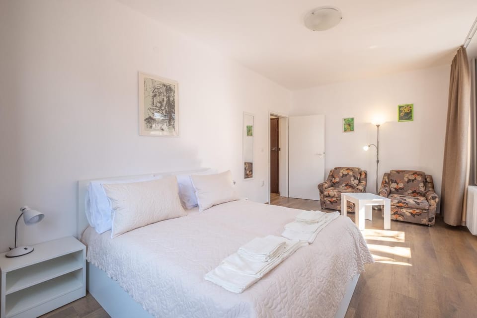 Bed, Living room, Bedroom