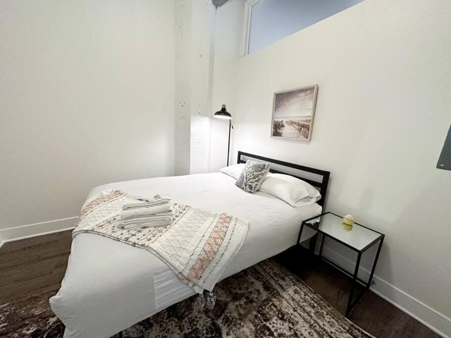 Chicago 2BR City Retreat with Optional Parking and Gym Access Near McCormick Place and Soldier Field Apartment in South Loop