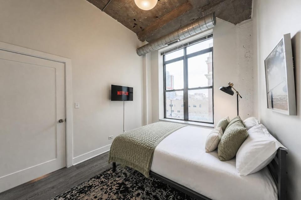 Chicago 2BR City Retreat with Optional Parking and Gym Access Near McCormick Place and Soldier Field Apartment in South Loop