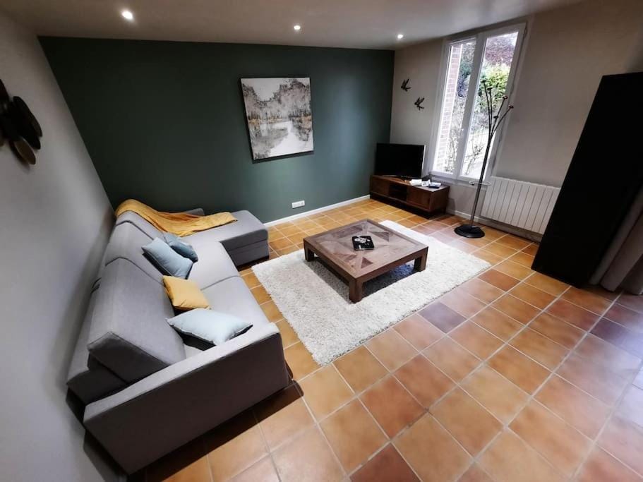 Bed, TV and multimedia, Living room, Seating area, Bedroom