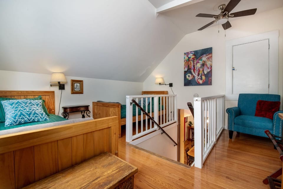 The Golden Parlor- Historic Victorian, Hot Tub House in Grass Valley