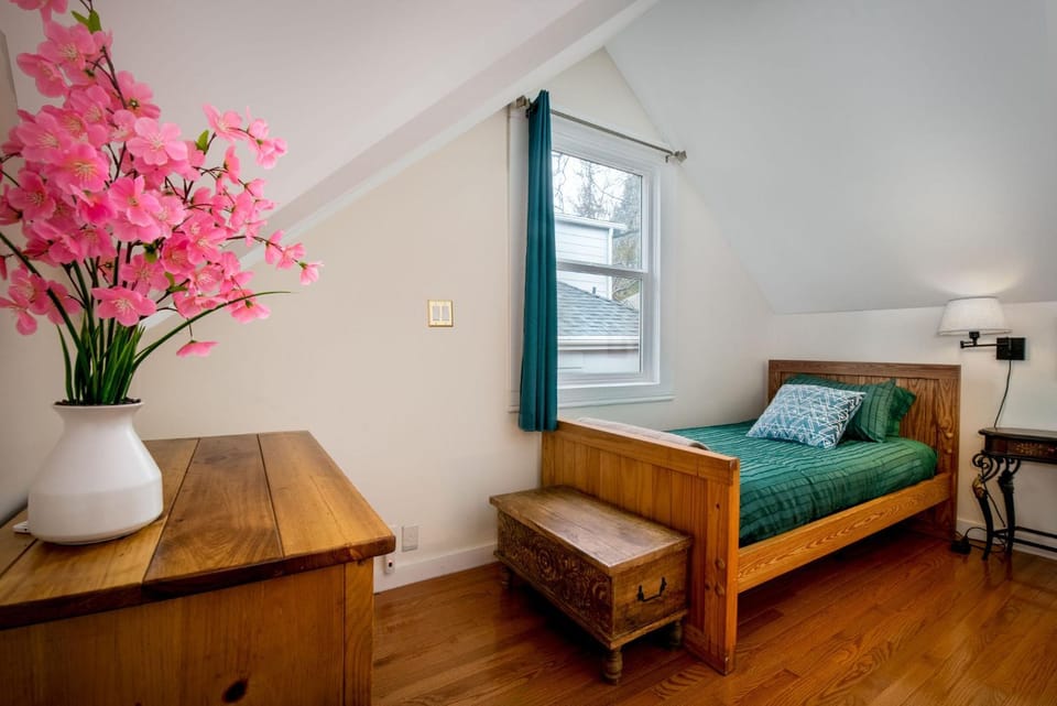 The Golden Parlor- Historic Victorian, Hot Tub House in Grass Valley