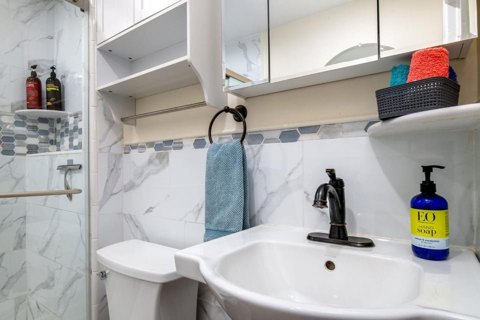 The Golden Parlor- Historic Victorian, Hot Tub House in Grass Valley