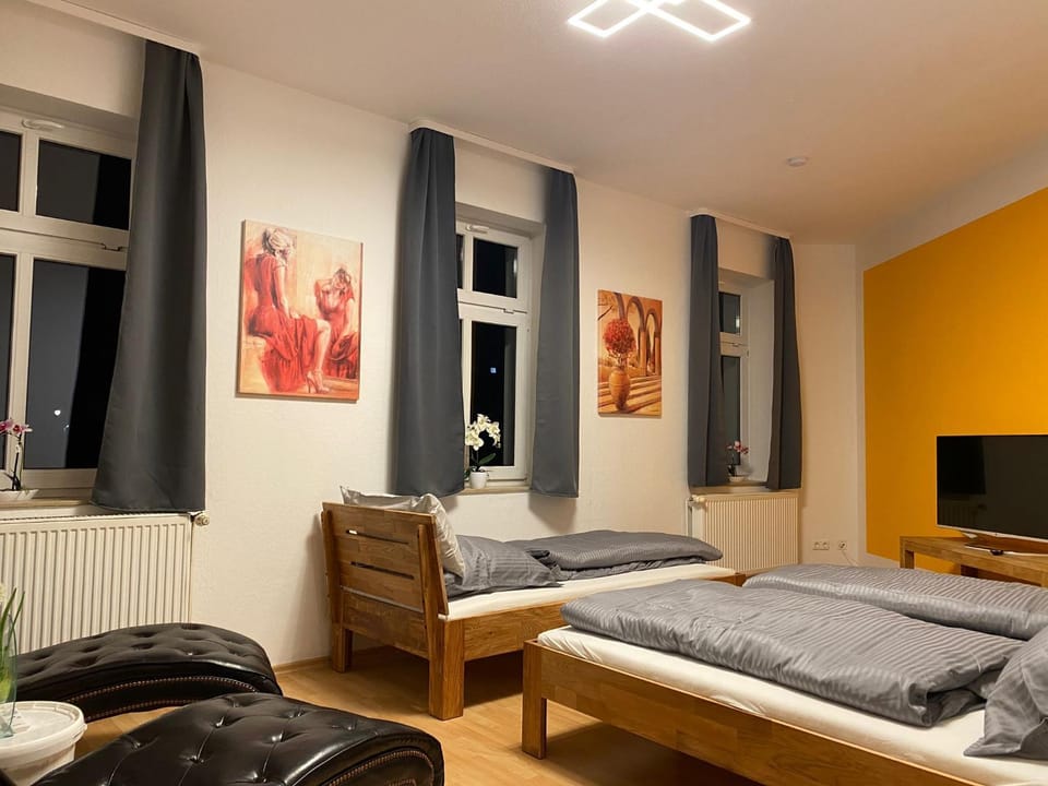 Bed, TV and multimedia, Photo of the whole room, Seating area, Bedroom