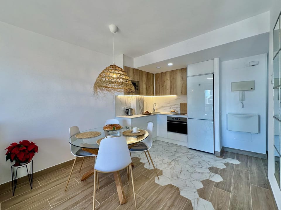 Kitchen or kitchenette, Dining area