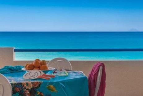 Photo of the whole room, Sea view