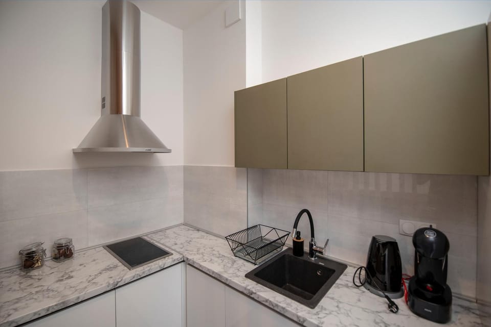 Coffee/tea facilities, Kitchen or kitchenette, stove, toaster