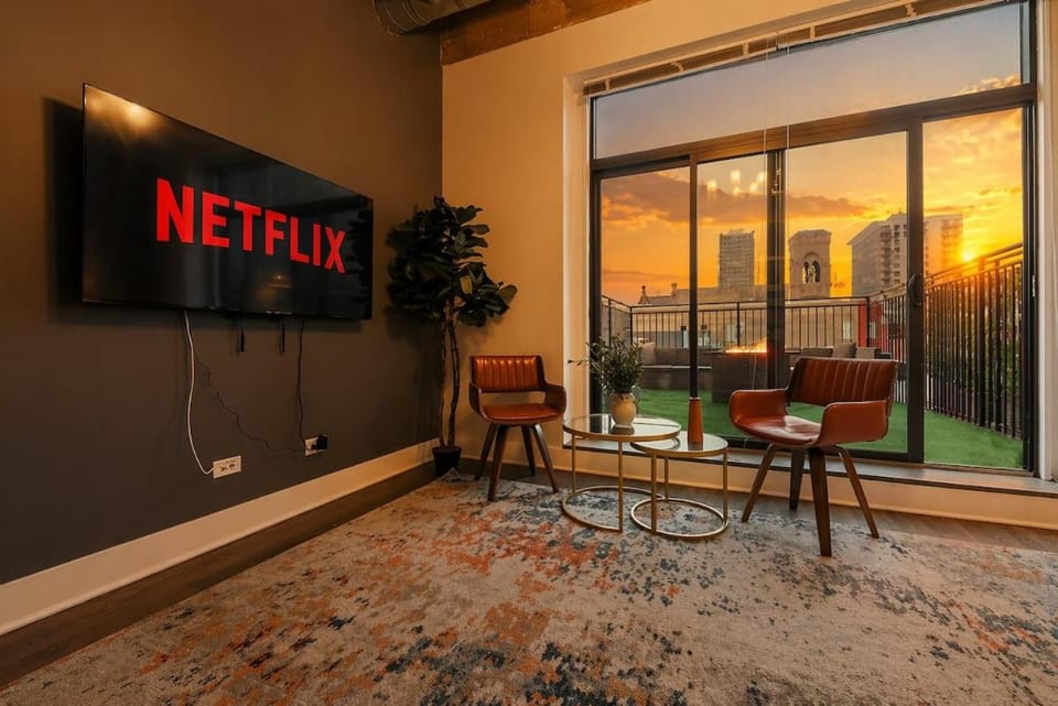 Spacious 2BR on Michigan Ave with Private Patio, Optional Parking & Gym Near McCormick Convention Center, Soldier Field and Grant Park Apartment in South Loop