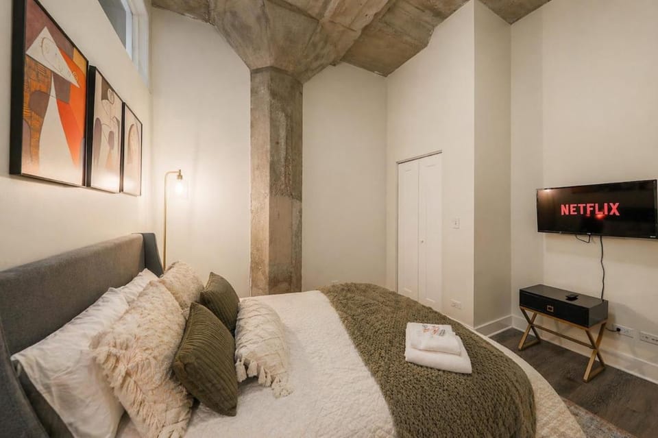 Spacious 2BR on Michigan Ave with Private Patio, Optional Parking & Gym Near McCormick Convention Center, Soldier Field and Grant Park Apartment in South Loop