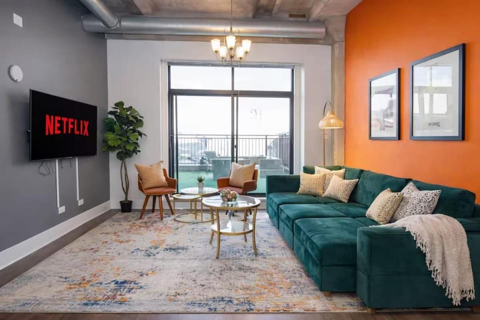 Spacious 2BR on Michigan Ave with Private Patio, Optional Parking & Gym Near McCormick Convention Center, Soldier Field and Grant Park Apartment in South Loop