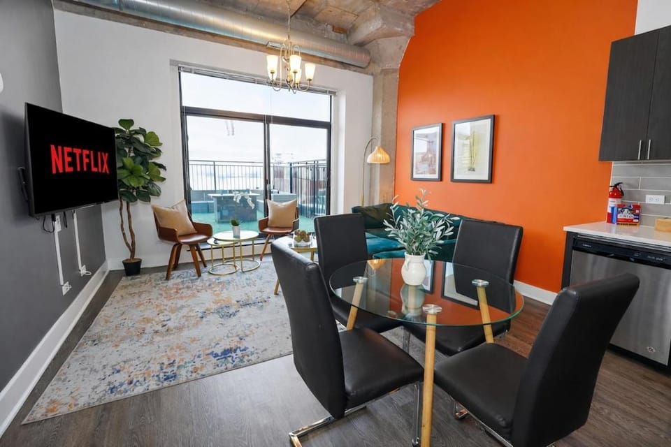 Spacious 2BR on Michigan Ave with Private Patio, Optional Parking & Gym Near McCormick Convention Center, Soldier Field and Grant Park Apartment in South Loop