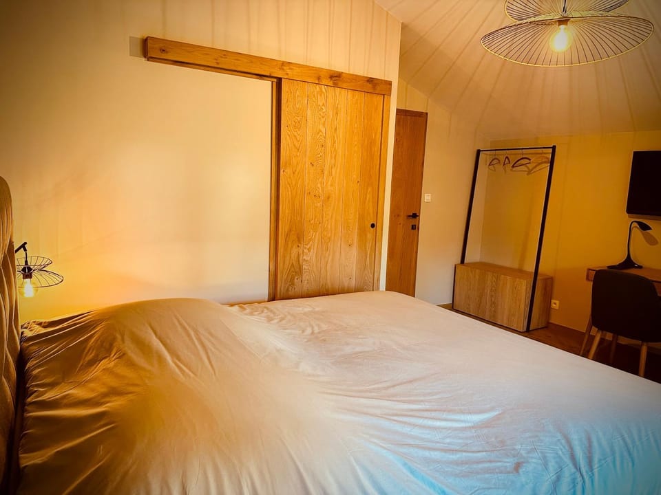 Bed, air conditioner