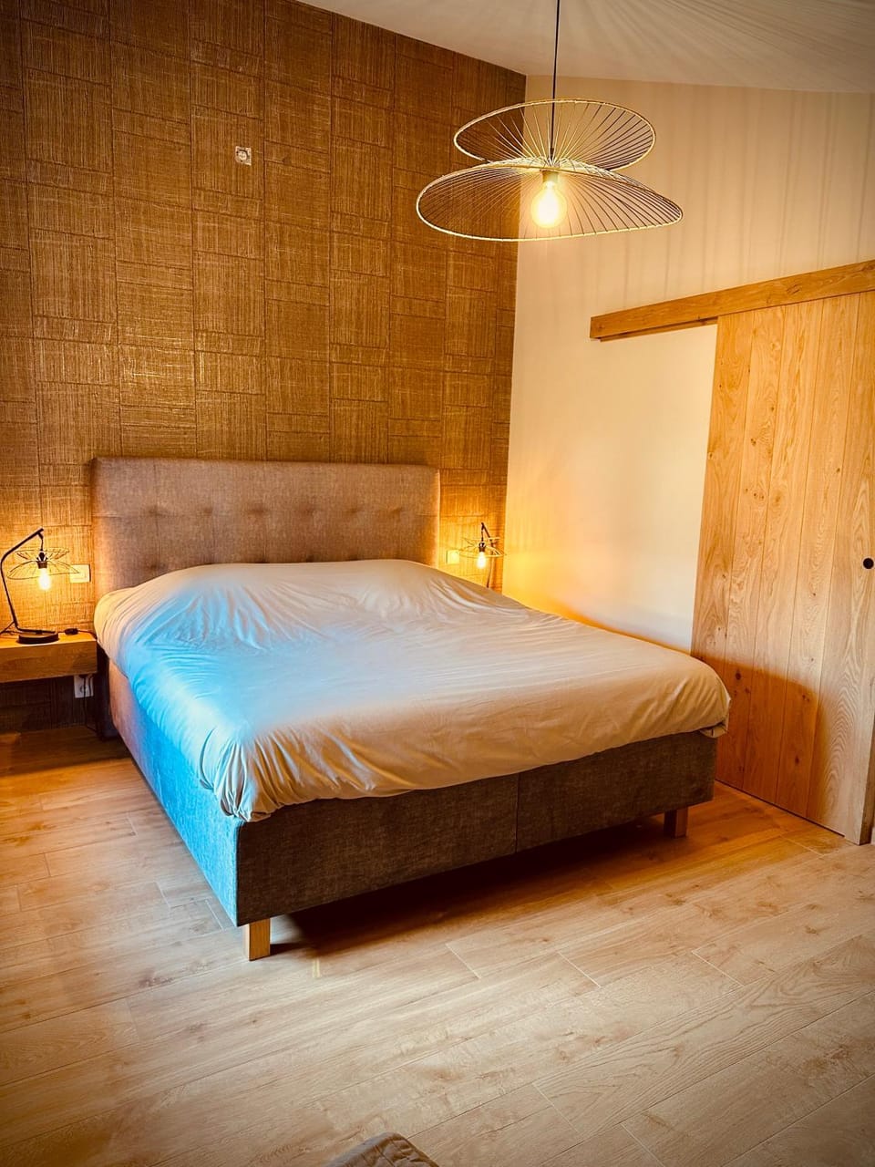 Bed, air conditioner