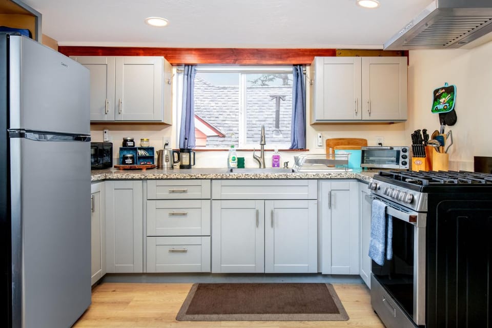 Coffee/tea facilities, Kitchen or kitchenette, minibar, pet friendly, stove, toaster