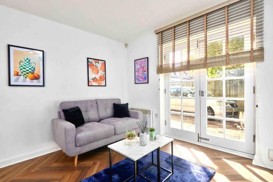 Central Headingley, Sleeps 5 - FREE Parking, WiFi & Serviced Workspace - Family & Work Relocations - Weekly & Monthly Rates Apartment in Leeds