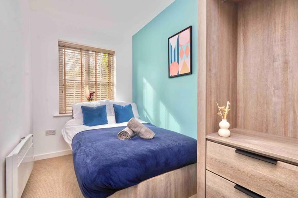 Central Headingley, Sleeps 5 - FREE Parking, WiFi & Serviced Workspace - Family & Work Relocations - Weekly & Monthly Rates Apartment in Leeds