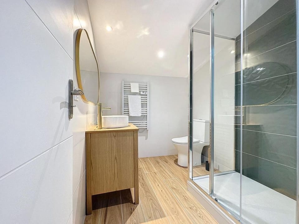 Shower, Toilet, Bathroom, towels