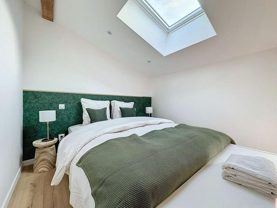 Bed, Photo of the whole room, Bedroom, towels