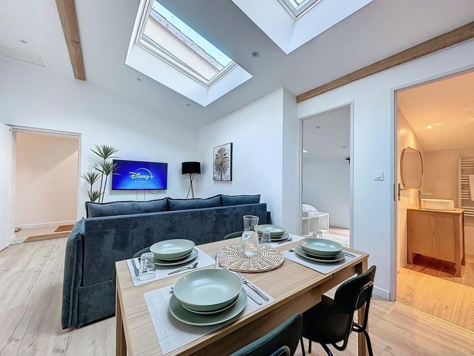 TV and multimedia, Seating area, Dining area