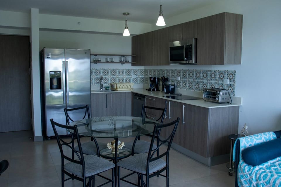 Coffee/tea facilities, Kitchen or kitchenette, Dining area, stove, toaster