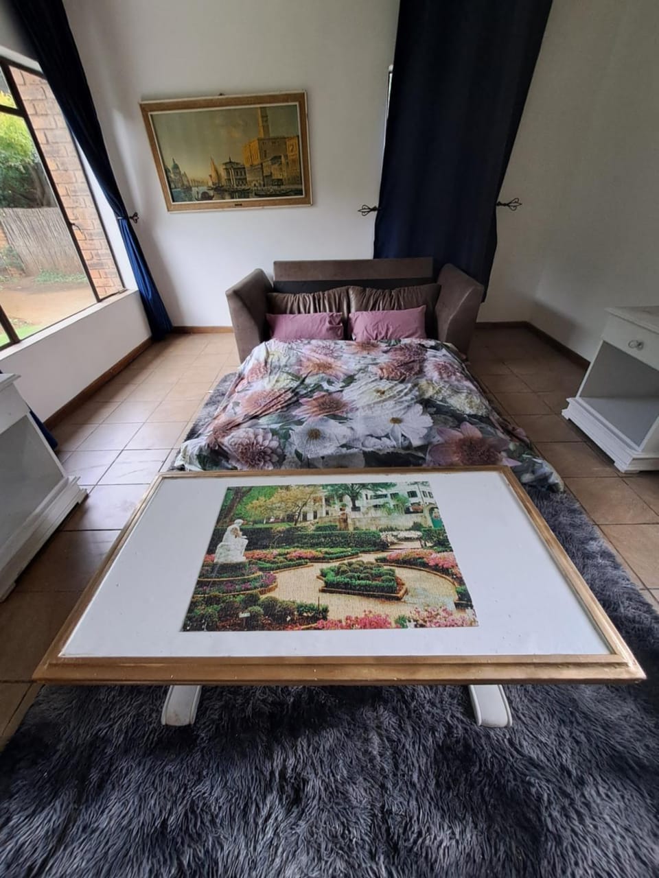 Bed, Living room, Decorative detail
