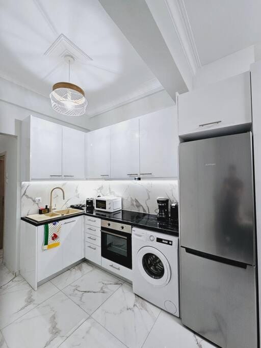 Coffee/tea facilities, minibar, stove, toaster, washing machine