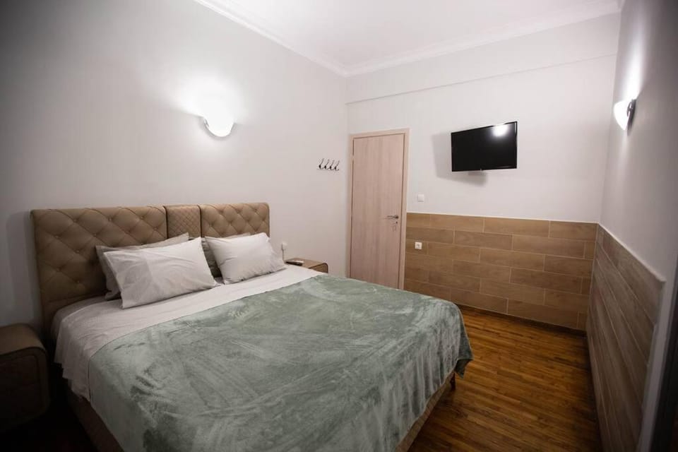 Bed, TV and multimedia, wardrobe
